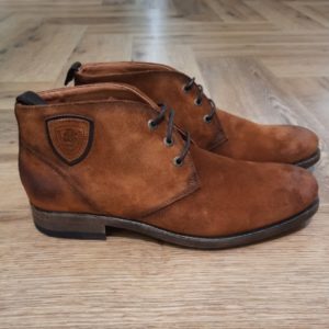 Redskins Boots Hickory Si vous êtes à la recherche de boots et/ou bottines pour hommes alliant élégance et praticité, vous êtes au bon endroit ! Les Redskins Boots Hickory en cuir pour hommes sont un élément incontournable du vestiaire masculin. Elles se distinguent par leur polyvalence, leur style intemporel et leur qualité exceptionnelle. Le cuir, la matière principale des boots REDSKINS Les boots en cuir REDSKINS sont réalisées avec soin et se déclinent en plusieurs matériaux, formes et semelles pour répondre à vos envies. Chaque saison, elles se réinventent tout en restant intemporelles, combinant élégance et confort. Le cuir demande un bon entretien, veillez à bien nettoyer vos chaussures pour les préserver. Boots en Cuir Suédé Homme REDSKINS Qu'est-ce que des bottes en cuir suédé ? Le cuir suédé, c'est le cuir qui n'est pas utilisé du côté lisse. Il est aussi appelé croûte velours ou bien plus communément daim, mais le cuir provient bien d'un cuir de bovin. Ces boots en cuir suédé sont à la fois urbaines et tendance, et confère un look plus casual. Disponibles dans des teintes sobres telles que le marron ou le beige, elles s'harmonisent parfaitement avec une grande variété de styles.