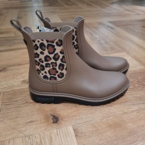 Verbenas Marron Léopard La botte de pluie Verbenas Marron Léopard est un modèle audacieux et stylé qui combine fonctionnalité et mode. Fabriquée en Espagne, cette botte présente une tige synthétique en noir et léopard, une combinaison de couleurs originale qui apporte une touche dynamique et urbaine à une pièce classique. La doublure et la semelle en textile garantissent un confort optimal, tandis que la semelle en caoutchouc assure une adhérence parfaite et une protection contre l'humidité. Avec une hauteur de tige de 14 cm, cette botte reste pratique tout en offrant un look raffiné, inspiré des bottes Chelsea, mais avec une touche londonienne moderne. La semelle ton sur ton, simple mais élégante, ajoute un aspect épuré tout en offrant une grande durabilité. Le design de la bottine reflète l'authenticité et la sophistication intemporelle tout en restant fidèle à un style urbain et moderne. Parfaitement adaptée à un usage quotidien tout en étant une véritable déclaration de style, cette botte de pluie apportera à votre garde-robe une touche de caractère et de confort, idéale pour les jours de pluie.