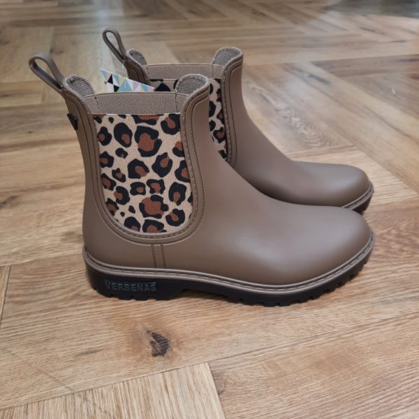 Verbenas Marron Léopard La botte de pluie Verbenas Marron Léopard est un modèle audacieux et stylé qui combine fonctionnalité et mode. Fabriquée en Espagne, cette botte présente une tige synthétique en noir et léopard, une combinaison de couleurs originale qui apporte une touche dynamique et urbaine à une pièce classique. La doublure et la semelle en textile garantissent un confort optimal, tandis que la semelle en caoutchouc assure une adhérence parfaite et une protection contre l'humidité. Avec une hauteur de tige de 14 cm, cette botte reste pratique tout en offrant un look raffiné, inspiré des bottes Chelsea, mais avec une touche londonienne moderne. La semelle ton sur ton, simple mais élégante, ajoute un aspect épuré tout en offrant une grande durabilité. Le design de la bottine reflète l'authenticité et la sophistication intemporelle tout en restant fidèle à un style urbain et moderne. Parfaitement adaptée à un usage quotidien tout en étant une véritable déclaration de style, cette botte de pluie apportera à votre garde-robe une touche de caractère et de confort, idéale pour les jours de pluie.