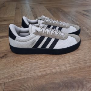 Adidas VL Court: une chaussure qui attire l'attention avec un style rétro inspiré des courts. Cette chaussure Adidas VL Court réactualise un style intemporel. En effet, la silhouette classique avec bout en T est confectionnée à partir d'un mélange de matériaux. C'est pourquoi, elle offre un style polyvalent qui convient à toutes les occasions. Puis, sa semelle cupsole classique complète le design emblématique. La marque C'est le 18 août 1949 qu'Adi Dassler a démarré l'aventure adidas, avec pour objectif d'améliorer les performances des athlètes. 70 ans plus tard, adidas a laissé sa marque sur le monde du sport, mais aussi celui de la mode, de la musique, de la culture, du développement durable et bien d'autres encore. Voyage avec nous à travers le temps et découvre l'histoire d'adidas avec des modèles qui ont influencé le lifestyle d'aujourd'hui. Juste après la naissance officielle des 3 bandes en 1949, les années 50 ont connu un véritable boom technologique avec des équipements innovants pour les athlètes de classe mondiale. Ainsi, c'est pendant cette décennie qu'est apparue la Samba, toujours portée de nos jours pas les joueurs de Five et de futsal, et toujours présente dans la rue. Pendant les 50's, adidas a développé une chaussure de sprint qui a battu un record du monde et la première chaussure de football conçue avec une semelle en nylon, marquant une vraie nouveauté en termes de confort et de sensations. D'autres modèles ont vu le jour durant cette période, comme la chaussure de basketball Allround, devenue une véritable icône dans les 80's. Ces années ont été révolutionnaires, créant un véritable avant et après pour les sportifs de haut niveau. Mais ce n'était que le début de l'histoire d'adidas.
