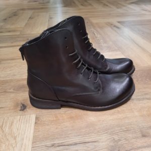 Felmini Boots 1072 Ces Felmini Boots 1072 allient style classique et confort moderne. Légères et confortables, elles sont parfaites à porter toute la journée. Associez-les à des jeans, des jupes ou des robes pour un look polyvalent et chic. Que vous alliez au travail, rencontriez des amis ou exploriez la ville, la 1072 rehaussera votre style et vous gardera à l'aise tout au long de la journée. La marque Felmini propose des chaussures pour femme en cuir, au design à la fois authentique, féminin et résolument tendance. Fabriquées au Portugal, ses bottines et boots se distinguent par leur style bohème rock, leurs finitions patinées et leur confort au quotidien. Des chaussures pensées pour les femmes qui aiment affirmer leur personnalité. Felmini mise sur des matières nobles : cuir patiné, suédé, finition brute ou effet vieilli… Chaque paire est travaillée dans un esprit artisanal, avec des détails soignés et un chaussant confortable. Le design est tendance sans être fragile : ce sont des modèles conçus pour durer. Tous les modèles Felmini sont conçus et fabriqués dans la région de Guimarães, au nord du Portugal. La marque cultive un équilibre entre savoir-faire traditionnel et modernité stylistique, pour offrir aux femmes des chaussures qu’elles peuvent porter tous les jours… mais qui ne passent jamais inaperçues.