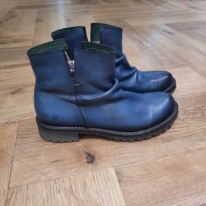 Felmini Boots E013 Les Felmini Boots E013 allient style classique et confort moderne. Tout d'abord, ces bottines sont légères et confortables. Effectivement, elles sont parfaites à porter toute la journée. Associez-les à des jeans, des jupes ou des robes pour un look polyvalent et chic. Que vous alliez au travail, rencontriez des amis ou exploriez la ville, la E013 rehaussera votre style et vous gardera à l'aise tout au long de la journée. De plus, cette bottine à zip intemporelle, est confectionnée en cuir lisse avec une finition vintage. La marque Felmini propose des chaussures pour femme en cuir, au design à la fois authentique, féminin et résolument tendance. Fabriquées au Portugal, ses bottines et boots se distinguent par leur style bohème rock, leurs finitions patinées et leur confort au quotidien. Des chaussures pensées pour les femmes qui aiment affirmer leur personnalité. Felmini mise sur des matières nobles : cuir patiné, suédé, finition brute ou effet vieilli… Chaque paire est travaillée dans un esprit artisanal, avec des détails soignés et un chaussant confortable. Le design est tendance sans être fragile : ce sont des modèles conçus pour durer. Tous les modèles Felmini sont conçus et fabriqués dans la région de Guimarães, au nord du Portugal. La marque cultive un équilibre entre savoir-faire traditionnel et modernité stylistique, pour offrir aux femmes des chaussures qu’elles peuvent porter tous les jours… mais qui ne passent jamais inaperçues.