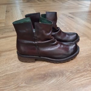 Felmini Boots E013 Les Felmini Boots E013 allient style classique et confort moderne. Légères et confortables, elles sont parfaites à porter toute la journée. Associez-les à des jeans, des jupes ou des robes pour un look polyvalent et chic. Que vous alliez au travail, rencontriez des amis ou exploriez la ville, la E013 rehaussera votre style et vous gardera à l'aise tout au long de la journée. Cette bottine à zip intemporelle, est confectionnée en cuir lisse avec une finition vintage. La marque Felmini propose des chaussures pour femme en cuir, au design à la fois authentique, féminin et résolument tendance. Fabriquées au Portugal, ses bottines et boots se distinguent par leur style bohème rock, leurs finitions patinées et leur confort au quotidien. Des chaussures pensées pour les femmes qui aiment affirmer leur personnalité. Felmini mise sur des matières nobles : cuir patiné, suédé, finition brute ou effet vieilli… Chaque paire est travaillée dans un esprit artisanal, avec des détails soignés et un chaussant confortable. Le design est tendance sans être fragile : ce sont des modèles conçus pour durer. Tous les modèles Felmini sont conçus et fabriqués dans la région de Guimarães, au nord du Portugal. La marque cultive un équilibre entre savoir-faire traditionnel et modernité stylistique, pour offrir aux femmes des chaussures qu’elles peuvent porter tous les jours… mais qui ne passent jamais inaperçues.