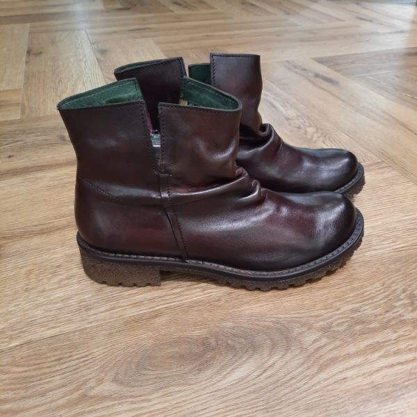 Felmini Boots E013 Les Felmini Boots E013 allient style classique et confort moderne. Légères et confortables, elles sont parfaites à porter toute la journée. Associez-les à des jeans, des jupes ou des robes pour un look polyvalent et chic. Que vous alliez au travail, rencontriez des amis ou exploriez la ville, la E013 rehaussera votre style et vous gardera à l'aise tout au long de la journée. Cette bottine à zip intemporelle, est confectionnée en cuir lisse avec une finition vintage. La marque Felmini propose des chaussures pour femme en cuir, au design à la fois authentique, féminin et résolument tendance. Fabriquées au Portugal, ses bottines et boots se distinguent par leur style bohème rock, leurs finitions patinées et leur confort au quotidien. Des chaussures pensées pour les femmes qui aiment affirmer leur personnalité. Felmini mise sur des matières nobles : cuir patiné, suédé, finition brute ou effet vieilli… Chaque paire est travaillée dans un esprit artisanal, avec des détails soignés et un chaussant confortable. Le design est tendance sans être fragile : ce sont des modèles conçus pour durer. Tous les modèles Felmini sont conçus et fabriqués dans la région de Guimarães, au nord du Portugal. La marque cultive un équilibre entre savoir-faire traditionnel et modernité stylistique, pour offrir aux femmes des chaussures qu’elles peuvent porter tous les jours… mais qui ne passent jamais inaperçues.