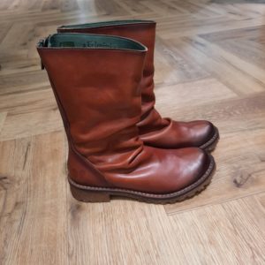 Felmini Felpapi Cognac Découvrez les bottes courtes pour femme Felmini Felpapi Cognac, un must-have de cette saison pour toutes les amoureuses de mode. Fabriquées en cuir marron de qualité, ces bottes se distinguent par leur cuir plissé et leur fermeture zippée à l'arrière, conférant une allure tendance tout en offrant une praticité indéniable. La semelle en caoutchouc, résistante à l'abrasion, garantit une durabilité à toute épreuve, tandis que la doublure en cuir protège vos pieds du froid. Sa hauteur de tige de 22 cm est parfaite pour maintenir vos pieds au chaud pendant les journées fraîches. Positionnées dans l'univers de la mode urbain et casual chic, les bottes Felpapi de FELMINI sont idéales pour les saisons automne et hiver. Leur teinte marron classique et leur design sophistiqué font de ces bottes un atout essentiel à votre garde-robe, se mariant parfaitement avec un jean ou une robe tendance. Ces bottes s'intègrent facilement dans un look quotidien, mais elles savent aussi sublimer une tenue plus habillée pour une sortie entre amis ou une journée de travail. La marque Felmini propose des chaussures pour femme en cuir, au design à la fois authentique, féminin et résolument tendance. Fabriquées au Portugal, ses bottines et boots se distinguent par leur style bohème rock, leurs finitions patinées et leur confort au quotidien. Des chaussures pensées pour les femmes qui aiment affirmer leur personnalité.