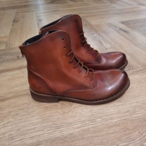 Felmini Boots 1072 Ces Felmini Boots 1072 allient style classique et confort moderne. Légères et confortables, elles sont parfaites à porter toute la journée. Associez-les à des jeans, des jupes ou des robes pour un look polyvalent et chic. Que vous alliez au travail, rencontriez des amis ou exploriez la ville, la 1072 rehaussera votre style et vous gardera à l'aise tout au long de la journée. La marque Felmini propose des chaussures pour femme en cuir, au design à la fois authentique, féminin et résolument tendance. Fabriquées au Portugal, ses bottines et boots se distinguent par leur style bohème rock, leurs finitions patinées et leur confort au quotidien. Des chaussures pensées pour les femmes qui aiment affirmer leur personnalité. Felmini mise sur des matières nobles : cuir patiné, suédé, finition brute ou effet vieilli… Chaque paire est travaillée dans un esprit artisanal, avec des détails soignés et un chaussant confortable. Le design est tendance sans être fragile : ce sont des modèles conçus pour durer. Tous les modèles Felmini sont conçus et fabriqués dans la région de Guimarães, au nord du Portugal. La marque cultive un équilibre entre savoir-faire traditionnel et modernité stylistique, pour offrir aux femmes des chaussures qu’elles peuvent porter tous les jours… mais qui ne passent jamais inaperçues.