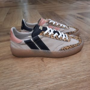 High Pulse Pink Roar Les Pink Roar sont des sneakers asymétriques de la collection High Pulse. Revisitée à partir de notre best-seller Pulse, cette version monte d’un cran avec une semelle TR de 4 cm à l’arrière. Un nouveau twist vintage et urbain, inspiré des lignes iconiques des années 90, pour un confort asymétrique… vu d’un peu plus haut. L’histoire de CAVAL Tout d'abord, CAVAL c’est une histoire d’amitié. Trois amis d’école de commerce : Achille, Benoît et Simon. En effet, Simon et Achille se sont rapprochés lorsqu’ils ont découvert qu’ils portaient des chaussures dépareillées depuis leur enfance ! Benoit, un bon ami d’Achille avec une fibre artistique, a été séduit par l’idée de créer des baskets élégamment dépareillées. Il est donc venu compléter l’équipe. Les baskets jouent sur l’asymétrie à travers un jeu des 7 différences qui créé un dialogue entre les deux pieds. Au-delà du dépareillement, les baskets CAVAL sont mixtes, haut de gamme et made in Europe. Ou plus simplement : des baskets Hors Paires. Elles sont fabriquées au Portugal, berceau du savoir-faire de la chaussure en cuir, avec du cuir italien pleine fleur. Côté conception, elles sont imaginées et dessinées en France. Les valeurs Chez CAVAL, la devise est de faire les choses sérieusement sans se prendre au sérieux. Il y a le goût des choses bien faites avec un haut niveau de qualité. Et d’un autre côté, l’envie de prendre le monde au second degré, avec recul. Cela s’exprime dans leur communication décalée et qui joue sur l’actualité ou l’absurde. CAVAL vient de l’expression « être en cavale » que les fondateurs interprètent comme une fuite des codes, des automatismes, et bien sûr, de la symétrie ! Pour conclure, être en CAVAL, c’est se sentir libre d’affirmer sa différence avec originalité et élégance.