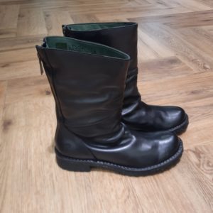 Felmini Felpapi Black Découvrez les bottes courtes pour femme Felmini Felpapi Black, un must-have de cette saison pour toutes les amoureuses de mode. Fabriquées en cuir marron de qualité, ces bottes se distinguent par leur cuir plissé et leur fermeture zippée à l'arrière, conférant une allure tendance tout en offrant une praticité indéniable. La semelle en caoutchouc, résistante à l'abrasion, garantit une durabilité à toute épreuve, tandis que la doublure en cuir protège vos pieds du froid. Sa hauteur de tige de 22 cm est parfaite pour maintenir vos pieds au chaud pendant les journées fraîches. Positionnées dans l'univers de la mode urbain et casual chic, les bottes Felpapi de FELMINI sont idéales pour les saisons automne et hiver. Leur teinte marron classique et leur design sophistiqué font de ces bottes un atout essentiel à votre garde-robe, se mariant parfaitement avec un jean ou une robe tendance. Ces bottes s'intègrent facilement dans un look quotidien, mais elles savent aussi sublimer une tenue plus habillée pour une sortie entre amis ou une journée de travail. La marque Felmini propose des chaussures pour femme en cuir, au design à la fois authentique, féminin et résolument tendance. Fabriquées au Portugal, ses bottines et boots se distinguent par leur style bohème rock, leurs finitions patinées et leur confort au quotidien. Des chaussures pensées pour les femmes qui aiment affirmer leur personnalité.