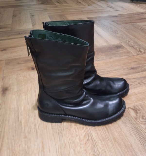 Felmini Felpapi Black Découvrez les bottes courtes pour femme Felmini Felpapi Black, un must-have de cette saison pour toutes les amoureuses de mode. Fabriquées en cuir marron de qualité, ces bottes se distinguent par leur cuir plissé et leur fermeture zippée à l'arrière, conférant une allure tendance tout en offrant une praticité indéniable. La semelle en caoutchouc, résistante à l'abrasion, garantit une durabilité à toute épreuve, tandis que la doublure en cuir protège vos pieds du froid. Sa hauteur de tige de 22 cm est parfaite pour maintenir vos pieds au chaud pendant les journées fraîches. Positionnées dans l'univers de la mode urbain et casual chic, les bottes Felpapi de FELMINI sont idéales pour les saisons automne et hiver. Leur teinte marron classique et leur design sophistiqué font de ces bottes un atout essentiel à votre garde-robe, se mariant parfaitement avec un jean ou une robe tendance. Ces bottes s'intègrent facilement dans un look quotidien, mais elles savent aussi sublimer une tenue plus habillée pour une sortie entre amis ou une journée de travail. La marque Felmini propose des chaussures pour femme en cuir, au design à la fois authentique, féminin et résolument tendance. Fabriquées au Portugal, ses bottines et boots se distinguent par leur style bohème rock, leurs finitions patinées et leur confort au quotidien. Des chaussures pensées pour les femmes qui aiment affirmer leur personnalité.