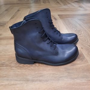 Felmini Boots 1072 Ces Felmini Boots 1072 allient style classique et confort moderne. Légères et confortables, elles sont parfaites à porter toute la journée. Associez-les à des jeans, des jupes ou des robes pour un look polyvalent et chic. Que vous alliez au travail, rencontriez des amis ou exploriez la ville, la 1072 rehaussera votre style et vous gardera à l'aise tout au long de la journée. La marque Felmini propose des chaussures pour femme en cuir, au design à la fois authentique, féminin et résolument tendance. Fabriquées au Portugal, ses bottines et boots se distinguent par leur style bohème rock, leurs finitions patinées et leur confort au quotidien. Des chaussures pensées pour les femmes qui aiment affirmer leur personnalité. Felmini mise sur des matières nobles : cuir patiné, suédé, finition brute ou effet vieilli… Chaque paire est travaillée dans un esprit artisanal, avec des détails soignés et un chaussant confortable. Le design est tendance sans être fragile : ce sont des modèles conçus pour durer. Tous les modèles Felmini sont conçus et fabriqués dans la région de Guimarães, au nord du Portugal. La marque cultive un équilibre entre savoir-faire traditionnel et modernité stylistique, pour offrir aux femmes des chaussures qu’elles peuvent porter tous les jours… mais qui ne passent jamais inaperçues.