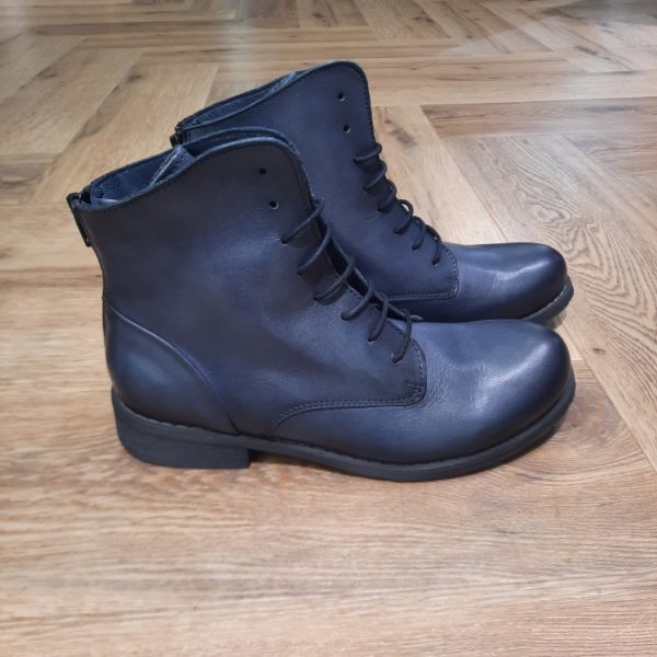 Felmini Boots 1072 Ces Felmini Boots 1072 allient style classique et confort moderne. Légères et confortables, elles sont parfaites à porter toute la journée. Associez-les à des jeans, des jupes ou des robes pour un look polyvalent et chic. Que vous alliez au travail, rencontriez des amis ou exploriez la ville, la 1072 rehaussera votre style et vous gardera à l'aise tout au long de la journée. La marque Felmini propose des chaussures pour femme en cuir, au design à la fois authentique, féminin et résolument tendance. Fabriquées au Portugal, ses bottines et boots se distinguent par leur style bohème rock, leurs finitions patinées et leur confort au quotidien. Des chaussures pensées pour les femmes qui aiment affirmer leur personnalité. Felmini mise sur des matières nobles : cuir patiné, suédé, finition brute ou effet vieilli… Chaque paire est travaillée dans un esprit artisanal, avec des détails soignés et un chaussant confortable. Le design est tendance sans être fragile : ce sont des modèles conçus pour durer. Tous les modèles Felmini sont conçus et fabriqués dans la région de Guimarães, au nord du Portugal. La marque cultive un équilibre entre savoir-faire traditionnel et modernité stylistique, pour offrir aux femmes des chaussures qu’elles peuvent porter tous les jours… mais qui ne passent jamais inaperçues.