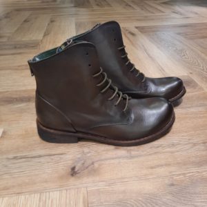 Felmini Boots 1072 Ces Felmini Boots 1072 allient style classique et confort moderne. Légères et confortables, elles sont parfaites à porter toute la journée. Associez-les à des jeans, des jupes ou des robes pour un look polyvalent et chic. Que vous alliez au travail, rencontriez des amis ou exploriez la ville, la 1072 rehaussera votre style et vous gardera à l'aise tout au long de la journée. La marque Felmini propose des chaussures pour femme en cuir, au design à la fois authentique, féminin et résolument tendance. Fabriquées au Portugal, ses bottines et boots se distinguent par leur style bohème rock, leurs finitions patinées et leur confort au quotidien. Des chaussures pensées pour les femmes qui aiment affirmer leur personnalité. Felmini mise sur des matières nobles : cuir patiné, suédé, finition brute ou effet vieilli… Chaque paire est travaillée dans un esprit artisanal, avec des détails soignés et un chaussant confortable. Le design est tendance sans être fragile : ce sont des modèles conçus pour durer. Tous les modèles Felmini sont conçus et fabriqués dans la région de Guimarães, au nord du Portugal. La marque cultive un équilibre entre savoir-faire traditionnel et modernité stylistique, pour offrir aux femmes des chaussures qu’elles peuvent porter tous les jours… mais qui ne passent jamais inaperçues.