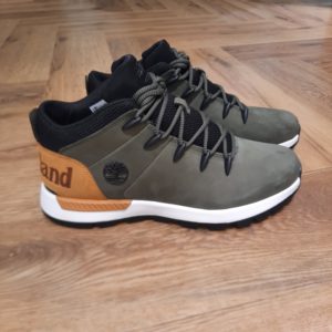Sprint Trekker Kaki Style TB0A6DQDEJS Lacez nos baskets mi-hautes Sprint Trekker Kaki et partez à l'aventure quand bon vous semble. Elles sont dotées d'une tige en cuir Premium Timberland® Leather offrant une allure simple et moderne, ainsi que d'une doublure en tissu ReBOTL™ contenant au moins 50 % de plastique PET recyclé. De plus, l'assise plantaire en mousse OrthoLite® et la semelle intermédiaire en EVA moulée par compression offrent amorti et soutien tout au long de la journée. La semelle extérieure crantée en caoutchouc assure une adhérence optimale. Le mot « Timberland » (littéralement « terre du bûcheronnage ») désigne — dans le domaine forestier, aux États-Unis — la partie des forêts ouverte à l'exploitation forestière, essentiellement située en zone tempérée. Grâce à leur résistance, leur côté pratique et leur confort, les Timberland sont devenues pour beaucoup les incontournables bottes d'hiver, et naturellement, elles vont très bien avec un manteau chaud. Vous pouvez créer différents looks en fonction des couleurs de la boot et de la veste de votre choix. La tige des Timberland est un parfait isolant thermique et en remontant au-dessus de la cheville, elle stabilise parfaitement l'articulation et réduit le risque de blessures. Par conséquent, elles seront idéales lors de voyages sur des terrains difficiles.