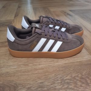Adidas VL Court Marron Cette sneaker Adidas VL Court Marron est à la fois simple et audacieuse. En effet, elle est conçue en cuir souple et doublée pour plus de confort. De plus, l'amorti léger t'offre le maintien dont tu as besoin pendant les journées actives. Enfin, elle possède une semelle extérieure en caoutchouc vulcanisé pour plus de souplesse et un style d'inspiration skate. La marque C'est le 18 août 1949 qu'Adi Dassler a démarré l'aventure adidas, avec pour objectif d'améliorer les performances des athlètes. 70 ans plus tard, adidas a laissé sa marque sur le monde du sport, mais aussi celui de la mode, de la musique, de la culture, du développement durable et bien d'autres encore. Voyage avec nous à travers le temps et découvre l'histoire d'adidas avec des modèles qui ont influencé le lifestyle d'aujourd'hui. Juste après la naissance officielle des 3 bandes en 1949, les années 50 ont connu un véritable boom technologique avec des équipements innovants pour les athlètes de classe mondiale. Ainsi, c'est pendant cette décennie qu'est apparue la Samba, toujours portée de nos jours pas les joueurs de Five et de futsal, et toujours présente dans la rue. Pendant les 50's, adidas a développé une chaussure de sprint qui a battu un record du monde et la première chaussure de football conçue avec une semelle en nylon, marquant une vraie nouveauté en termes de confort et de sensations. D'autres modèles ont vu le jour durant cette période, comme la chaussure de basketball Allround, devenue une véritable icône dans les 80's. Ces années ont été révolutionnaires, créant un véritable avant et après pour les sportifs de haut niveau. Mais ce n'était que le début de l'histoire d'adidas.