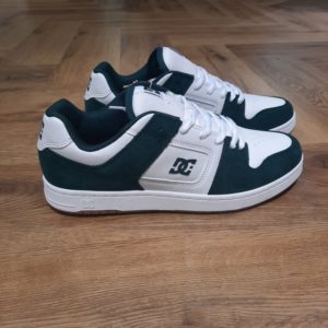 DC Shoes Manteca 4 S Les DC Shoes Manteca 4 S sont une version améliorée pour le skate. Elles utilisent la technologie Impact-ALG™ avec coussin d'air en polyuréthane pour plus d'amorti et une meilleure protection contre les impacts. Elles possèdent une semelle extérieure en super caoutchouc. Histoire de la marque Établie en 1994, DC Shoes a été un pionnier dans la culture du skateboard et du snowboard, fusionnant harmonieusement le style et la performance dans des équipements de haute qualité. Co-fondée par Ken Block et Damon Way, la marque a perturbé le paysage en fusionnant musique, art et streetwear avec une confiance audacieuse et une innovation de pointe. En effet, la marque propose des chaussures emblématiques de skate et des baskets stylées aux indispensables de snowboard dernier cri tels que vestes et pantalons. Ainsi, DC continue de repousser les limites avec son esprit rebelle distinctif et son style non conventionnel. Mettant en avant notre engagement envers le snowboard, notre gamme comprend des vestes et des pantalons de snowboard de première qualité, conçus pour des performances optimales sur les pistes. Perpétuant un héritage ancré dans l'authenticité, DC Shoes demeure fidèle à la vision des fondateurs, offrant des produits exceptionnels pour hommes, femmes et enfants qui incarnent l'engagement de la marque envers l'excellence dans les univers du skateboard et du snowboard.