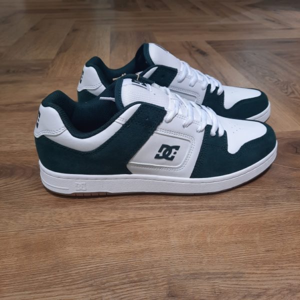 DC Shoes Manteca 4 S Les DC Shoes Manteca 4 S sont une version améliorée pour le skate. Elles utilisent la technologie Impact-ALG™ avec coussin d'air en polyuréthane pour plus d'amorti et une meilleure protection contre les impacts. Elles possèdent une semelle extérieure en super caoutchouc. Histoire de la marque Établie en 1994, DC Shoes a été un pionnier dans la culture du skateboard et du snowboard, fusionnant harmonieusement le style et la performance dans des équipements de haute qualité. Co-fondée par Ken Block et Damon Way, la marque a perturbé le paysage en fusionnant musique, art et streetwear avec une confiance audacieuse et une innovation de pointe. En effet, la marque propose des chaussures emblématiques de skate et des baskets stylées aux indispensables de snowboard dernier cri tels que vestes et pantalons. Ainsi, DC continue de repousser les limites avec son esprit rebelle distinctif et son style non conventionnel. Mettant en avant notre engagement envers le snowboard, notre gamme comprend des vestes et des pantalons de snowboard de première qualité, conçus pour des performances optimales sur les pistes. Perpétuant un héritage ancré dans l'authenticité, DC Shoes demeure fidèle à la vision des fondateurs, offrant des produits exceptionnels pour hommes, femmes et enfants qui incarnent l'engagement de la marque envers l'excellence dans les univers du skateboard et du snowboard.
