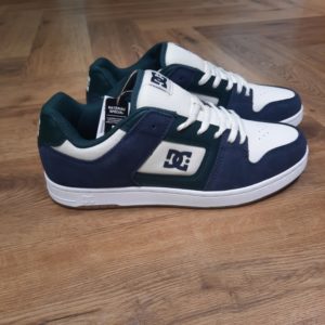 DC Shoes Manteca 4 La Manteca est de retour et plus souple que jamais. L'une des préférées de DC dans les années 2000, nous avons remastérisé le style classique pour le remettre au goût du jour avec un bout de pied plus audacieux et une construction légèrement plus fine. Bien sûr, nous l'avons également améliorée avec un confort moderne et des caractéristiques techniques pour un design plus axé sur la performance qui accompagne les combinaisons de couleurs et les variations de tissus en constante évolution. Histoire de la marque Établie en 1994, DC Shoes a été un pionnier dans la culture du skateboard et du snowboard, fusionnant harmonieusement le style et la performance dans des équipements de haute qualité. Co-fondée par Ken Block et Damon Way, la marque a perturbé le paysage en fusionnant musique, art et streetwear avec une confiance audacieuse et une innovation de pointe. En effet, la marque propose des chaussures emblématiques de skate et des baskets stylées aux indispensables de snowboard dernier cri tels que vestes et pantalons. Ainsi, DC continue de repousser les limites avec son esprit rebelle distinctif et son style non conventionnel. Mettant en avant notre engagement envers le snowboard, notre gamme comprend des vestes et des pantalons de snowboard de première qualité, conçus pour des performances optimales sur les pistes. Perpétuant un héritage ancré dans l'authenticité, DC Shoes demeure fidèle à la vision des fondateurs, offrant des produits exceptionnels pour hommes, femmes et enfants qui incarnent l'engagement de la marque envers l'excellence dans les univers du skateboard et du snowboard.