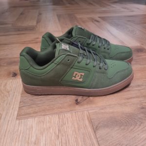 DC Shoes Manteca Olive La Manteca est de retour et plus souple que jamais. En effet, c'est l'un des modèles préférés de DC dans les années 2000. Nous avons remastérisé le style classique pour le remettre au goût du jour avec un bout de pied plus audacieux et une construction légèrement plus fine. Bien sûr, nous l'avons également améliorée avec un confort moderne et des caractéristiques techniques pour un design plus axé sur la performance qui accompagne les combinaisons de couleurs et les variations de tissus en constante évolution. Histoire de la marque Établie en 1994, DC Shoes a été un pionnier dans la culture du skateboard et du snowboard, fusionnant harmonieusement le style et la performance dans des équipements de haute qualité. Co-fondée par Ken Block et Damon Way, la marque a perturbé le paysage en fusionnant musique, art et streetwear avec une confiance audacieuse et une innovation de pointe. En effet, la marque propose des chaussures emblématiques de skate et des baskets stylées aux indispensables de snowboard dernier cri tels que vestes et pantalons. Ainsi, DC continue de repousser les limites avec son esprit rebelle distinctif et son style non conventionnel. Mettant en avant notre engagement envers le snowboard, notre gamme comprend des vestes et des pantalons de snowboard de première qualité, conçus pour des performances optimales sur les pistes. Perpétuant un héritage ancré dans l'authenticité, DC Shoes demeure fidèle à la vision des fondateurs, offrant des produits exceptionnels pour hommes, femmes et enfants qui incarnent l'engagement de la marque envers l'excellence dans les univers du skateboard et du snowboard.