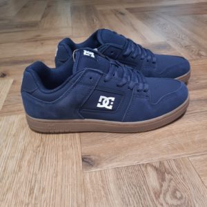 DC Shoes Manteca Navy La Manteca est de retour et plus souple que jamais. En effet, c'est l'un des modèles préférés de DC dans les années 2000. Nous avons remastérisé le style classique pour le remettre au goût du jour avec un bout de pied plus audacieux et une construction légèrement plus fine. Bien sûr, nous l'avons également améliorée avec un confort moderne et des caractéristiques techniques pour un design plus axé sur la performance qui accompagne les combinaisons de couleurs et les variations de tissus en constante évolution. Histoire de la marque Établie en 1994, DC Shoes a été un pionnier dans la culture du skateboard et du snowboard, fusionnant harmonieusement le style et la performance dans des équipements de haute qualité. Co-fondée par Ken Block et Damon Way, la marque a perturbé le paysage en fusionnant musique, art et streetwear avec une confiance audacieuse et une innovation de pointe. En effet, la marque propose des chaussures emblématiques de skate et des baskets stylées aux indispensables de snowboard dernier cri tels que vestes et pantalons. Ainsi, DC continue de repousser les limites avec son esprit rebelle distinctif et son style non conventionnel. Mettant en avant notre engagement envers le snowboard, notre gamme comprend des vestes et des pantalons de snowboard de première qualité, conçus pour des performances optimales sur les pistes. Perpétuant un héritage ancré dans l'authenticité, DC Shoes demeure fidèle à la vision des fondateurs, offrant des produits exceptionnels pour hommes, femmes et enfants qui incarnent l'engagement de la marque envers l'excellence dans les univers du skateboard et du snowboard.