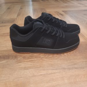 DC Shoes Manteca Black La Manteca est de retour et plus souple que jamais. En effet, c'est l'un des modèles préférés de DC dans les années 2000. Nous avons remastérisé le style classique pour le remettre au goût du jour avec un bout de pied plus audacieux et une construction légèrement plus fine. Bien sûr, nous l'avons également améliorée avec un confort moderne et des caractéristiques techniques pour un design plus axé sur la performance qui accompagne les combinaisons de couleurs et les variations de tissus en constante évolution. Histoire de la marque Établie en 1994, DC Shoes a été un pionnier dans la culture du skateboard et du snowboard, fusionnant harmonieusement le style et la performance dans des équipements de haute qualité. Co-fondée par Ken Block et Damon Way, la marque a perturbé le paysage en fusionnant musique, art et streetwear avec une confiance audacieuse et une innovation de pointe. En effet, la marque propose des chaussures emblématiques de skate et des baskets stylées aux indispensables de snowboard dernier cri tels que vestes et pantalons. Ainsi, DC continue de repousser les limites avec son esprit rebelle distinctif et son style non conventionnel. Mettant en avant notre engagement envers le snowboard, notre gamme comprend des vestes et des pantalons de snowboard de première qualité, conçus pour des performances optimales sur les pistes. Perpétuant un héritage ancré dans l'authenticité, DC Shoes demeure fidèle à la vision des fondateurs, offrant des produits exceptionnels pour hommes, femmes et enfants qui incarnent l'engagement de la marque envers l'excellence dans les univers du skateboard et du snowboard.
