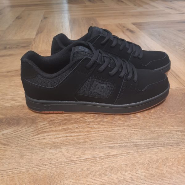 DC Shoes Manteca Black La Manteca est de retour et plus souple que jamais. En effet, c'est l'un des modèles préférés de DC dans les années 2000. Nous avons remastérisé le style classique pour le remettre au goût du jour avec un bout de pied plus audacieux et une construction légèrement plus fine. Bien sûr, nous l'avons également améliorée avec un confort moderne et des caractéristiques techniques pour un design plus axé sur la performance qui accompagne les combinaisons de couleurs et les variations de tissus en constante évolution. Histoire de la marque Établie en 1994, DC Shoes a été un pionnier dans la culture du skateboard et du snowboard, fusionnant harmonieusement le style et la performance dans des équipements de haute qualité. Co-fondée par Ken Block et Damon Way, la marque a perturbé le paysage en fusionnant musique, art et streetwear avec une confiance audacieuse et une innovation de pointe. En effet, la marque propose des chaussures emblématiques de skate et des baskets stylées aux indispensables de snowboard dernier cri tels que vestes et pantalons. Ainsi, DC continue de repousser les limites avec son esprit rebelle distinctif et son style non conventionnel. Mettant en avant notre engagement envers le snowboard, notre gamme comprend des vestes et des pantalons de snowboard de première qualité, conçus pour des performances optimales sur les pistes. Perpétuant un héritage ancré dans l'authenticité, DC Shoes demeure fidèle à la vision des fondateurs, offrant des produits exceptionnels pour hommes, femmes et enfants qui incarnent l'engagement de la marque envers l'excellence dans les univers du skateboard et du snowboard.