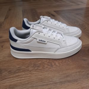 Adidas Sneakers Aspyre: une chaussure décontractée idéale au quotidien. Avec son mix d'éléments modernes et rétro, cette chaussure Adidas Sneakers Aspyre deviendra vite ton nouveau must-have casual. La tige en cuir pleine fleur est souple, tandis que le clip en TPU au talon ajoute une touche sporty. Avec une semelle intermédiaire confortable et une semelle extérieure adhérente, elle te permet d'affronter tout ce que la journée te réserve. La marque C'est le 18 août 1949 qu'Adi Dassler a démarré l'aventure adidas, avec pour objectif d'améliorer les performances des athlètes. 70 ans plus tard, adidas a laissé sa marque sur le monde du sport, mais aussi celui de la mode, de la musique, de la culture, du développement durable et bien d'autres encore. Voyage avec nous à travers le temps et découvre l'histoire d'adidas avec des modèles qui ont influencé le lifestyle d'aujourd'hui. Juste après la naissance officielle des 3 bandes en 1949, les années 50 ont connu un véritable boom technologique avec des équipements innovants pour les athlètes de classe mondiale. Ainsi, c'est pendant cette décennie qu'est apparue la Samba, toujours portée de nos jours pas les joueurs de Five et de futsal, et toujours présente dans la rue. Pendant les 50's, adidas a développé une chaussure de sprint qui a battu un record du monde et la première chaussure de football conçue avec une semelle en nylon, marquant une vraie nouveauté en termes de confort et de sensations. D'autres modèles ont vu le jour durant cette période, comme la chaussure de basketball Allround, devenue une véritable icône dans les 80's. Ces années ont été révolutionnaires, créant un véritable avant et après pour les sportifs de haut niveau. Mais ce n'était que le début de l'histoire d'adidas.