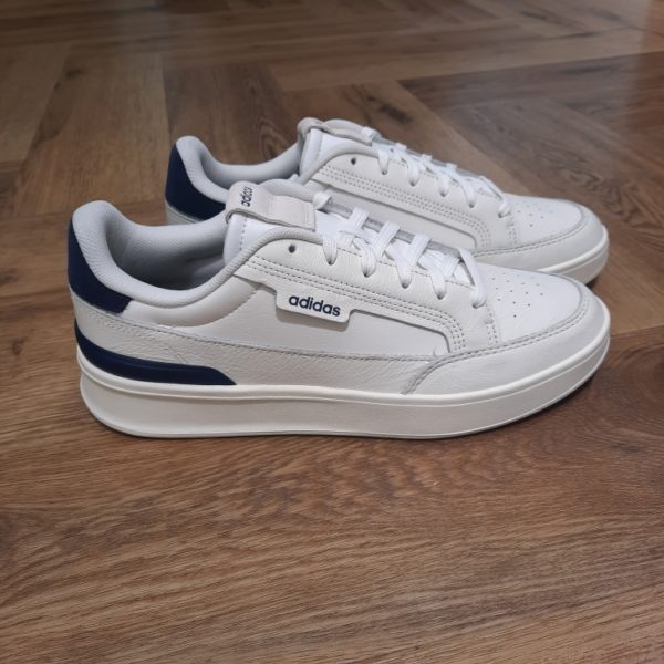 Adidas Sneakers Aspyre: une chaussure décontractée idéale au quotidien. Avec son mix d'éléments modernes et rétro, cette chaussure Adidas Sneakers Aspyre deviendra vite ton nouveau must-have casual. La tige en cuir pleine fleur est souple, tandis que le clip en TPU au talon ajoute une touche sporty. Avec une semelle intermédiaire confortable et une semelle extérieure adhérente, elle te permet d'affronter tout ce que la journée te réserve. La marque C'est le 18 août 1949 qu'Adi Dassler a démarré l'aventure adidas, avec pour objectif d'améliorer les performances des athlètes. 70 ans plus tard, adidas a laissé sa marque sur le monde du sport, mais aussi celui de la mode, de la musique, de la culture, du développement durable et bien d'autres encore. Voyage avec nous à travers le temps et découvre l'histoire d'adidas avec des modèles qui ont influencé le lifestyle d'aujourd'hui. Juste après la naissance officielle des 3 bandes en 1949, les années 50 ont connu un véritable boom technologique avec des équipements innovants pour les athlètes de classe mondiale. Ainsi, c'est pendant cette décennie qu'est apparue la Samba, toujours portée de nos jours pas les joueurs de Five et de futsal, et toujours présente dans la rue. Pendant les 50's, adidas a développé une chaussure de sprint qui a battu un record du monde et la première chaussure de football conçue avec une semelle en nylon, marquant une vraie nouveauté en termes de confort et de sensations. D'autres modèles ont vu le jour durant cette période, comme la chaussure de basketball Allround, devenue une véritable icône dans les 80's. Ces années ont été révolutionnaires, créant un véritable avant et après pour les sportifs de haut niveau. Mais ce n'était que le début de l'histoire d'adidas.