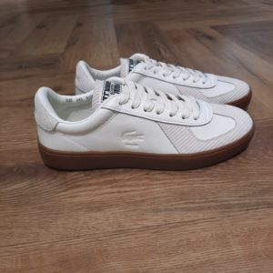 Lacoste Baseshot Pro Lacoste insuffle un design féminin raffiné à l'intemporelle Baseshot Pro. La silhouette se distingue par ses lignes épurées, relevées d'un alliage premium de cuir et suède embossé. Une gumsole et de subtiles signatures rétro, à l'image d'un crocodile central débossé, complètent son look élégant. La marque Créée par la légende du tennis français René Lacoste, quatre fois vainqueur d’internationaux et 1er joueur mondial en 1926 et 1927, la marque Lacoste s’inspire de ses valeurs sportives : exigence, fair-play, audace. Nous les transmettons de génération en génération, et cultivons l’élégance comme une manière d’être et d’inventer sa vie. Le jeu d’équipe, l’audace et l’inventivité, l’élégance et la ténacité sont autant de valeurs que nous prisons afin de continuer à écrire, ensemble, l’histoire de Lacoste. Pour aider les talents qui nous rejoignent à développer leur plein potentiel, nous favorisons une culture d’entreprise inclusive, qui fait la part belle à l’épanouissement personnel et professionnel, ainsi qu’à une montée en compétence régulière.