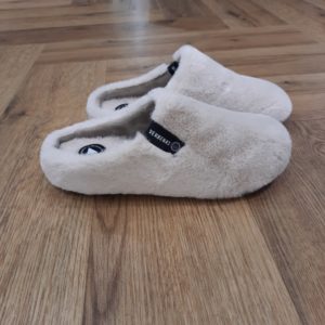 York Groseto Beige Le chausson York Groseto de Verbenas, c’est la définition même du chic. D'abord, avec son extérieur en fausse fourrure beige ultra douce et sa doublure moelleuse assortie, il enveloppe vos pieds de chaleur et de douceur dès que vous le chaussez. En effet, un vrai petit nid douillet pour affronter les journées fraîches sans sacrifier le style ! Inspiré du sabot classique revisité façon cosy, le York Groseto garde cette touche rétro qu’on adore. Effectivement, il apporte une dose de modernité avec sa couleur pierre élégante et lumineuse. Léger, pratique et incroyablement agréable à porter, il vous suivra du petit-déj au canapé, sans jamais faillir à sa mission : vous offrir un confort absolu. Fabriqué avec soin en Espagne, ce chausson, c’est un peu comme un câlin pour vos pieds - doux, réconfortant et (avouons-le) impossible à quitter. La marque VERBENAS est une marque espagnole de chaussures de qualité conçue pour le confort et le style. Depuis sa création en 1989, VERBENAS s'est imposée comme l'une des marques de chaussures les plus populaires en Espagne et a étendu sa présence dans le monde entier. La marque se distingue par sa grande variété de modèles, allant des chaussures de ville aux chaussures de plage en passant par les chaussures de sport. Les chaussures de VERBENAS sont fabriquées avec soin en utilisant les meilleurs matériaux et techniques de confection, ce qui en fait des chaussures durables et confortables. Les collections de VERBENAS sont conçues pour répondre aux besoins et aux préférences de tous les types de consommateurs, qu'ils soient à la recherche de chaussures élégantes pour le travail ou de chaussures confortables pour les loisirs. La marque propose également une gamme de chaussures pour enfants, offrant ainsi une option de qualité pour toute la famille.