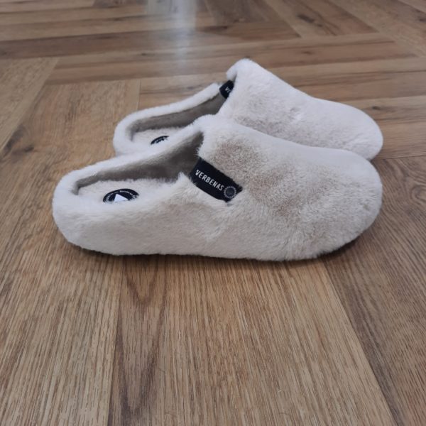 York Groseto Beige Le chausson York Groseto de Verbenas, c’est la définition même du chic. D'abord, avec son extérieur en fausse fourrure beige ultra douce et sa doublure moelleuse assortie, il enveloppe vos pieds de chaleur et de douceur dès que vous le chaussez. En effet, un vrai petit nid douillet pour affronter les journées fraîches sans sacrifier le style ! Inspiré du sabot classique revisité façon cosy, le York Groseto garde cette touche rétro qu’on adore. Effectivement, il apporte une dose de modernité avec sa couleur pierre élégante et lumineuse. Léger, pratique et incroyablement agréable à porter, il vous suivra du petit-déj au canapé, sans jamais faillir à sa mission : vous offrir un confort absolu. Fabriqué avec soin en Espagne, ce chausson, c’est un peu comme un câlin pour vos pieds - doux, réconfortant et (avouons-le) impossible à quitter. La marque VERBENAS est une marque espagnole de chaussures de qualité conçue pour le confort et le style. Depuis sa création en 1989, VERBENAS s'est imposée comme l'une des marques de chaussures les plus populaires en Espagne et a étendu sa présence dans le monde entier. La marque se distingue par sa grande variété de modèles, allant des chaussures de ville aux chaussures de plage en passant par les chaussures de sport. Les chaussures de VERBENAS sont fabriquées avec soin en utilisant les meilleurs matériaux et techniques de confection, ce qui en fait des chaussures durables et confortables. Les collections de VERBENAS sont conçues pour répondre aux besoins et aux préférences de tous les types de consommateurs, qu'ils soient à la recherche de chaussures élégantes pour le travail ou de chaussures confortables pour les loisirs. La marque propose également une gamme de chaussures pour enfants, offrant ainsi une option de qualité pour toute la famille.