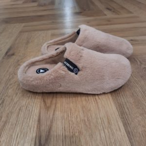 York Groseto Camel Le chausson York Groseto de Verbenas, c’est la définition même du chic. D'abord, avec son extérieur en fausse fourrure beige ultra douce et sa doublure moelleuse assortie, il enveloppe vos pieds de chaleur et de douceur dès que vous le chaussez. En effet, un vrai petit nid douillet pour affronter les journées fraîches sans sacrifier le style ! Inspiré du sabot classique revisité façon cosy, le York Groseto garde cette touche rétro qu’on adore. Effectivement, il apporte une dose de modernité avec sa couleur pierre élégante et lumineuse. Léger, pratique et incroyablement agréable à porter, il vous suivra du petit-déj au canapé, sans jamais faillir à sa mission : vous offrir un confort absolu. Fabriqué avec soin en Espagne, ce chausson, c’est un peu comme un câlin pour vos pieds - doux, réconfortant et (avouons-le) impossible à quitter. La marque VERBENAS est une marque espagnole de chaussures de qualité conçue pour le confort et le style. Depuis sa création en 1989, VERBENAS s'est imposée comme l'une des marques de chaussures les plus populaires en Espagne et a étendu sa présence dans le monde entier. La marque se distingue par sa grande variété de modèles, allant des chaussures de ville aux chaussures de plage en passant par les chaussures de sport. Les chaussures de VERBENAS sont fabriquées avec soin en utilisant les meilleurs matériaux et techniques de confection, ce qui en fait des chaussures durables et confortables. Les collections de VERBENAS sont conçues pour répondre aux besoins et aux préférences de tous les types de consommateurs, qu'ils soient à la recherche de chaussures élégantes pour le travail ou de chaussures confortables pour les loisirs. La marque propose également une gamme de chaussures pour enfants, offrant ainsi une option de qualité pour toute la famille.
