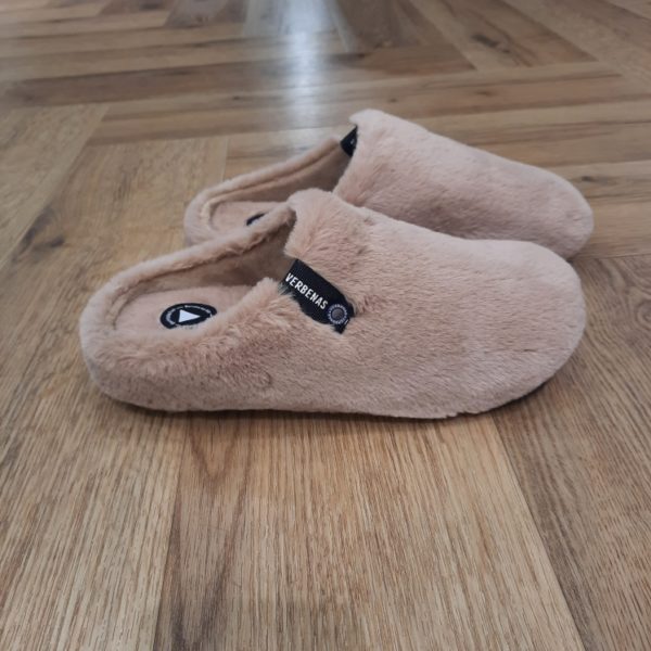 York Groseto Camel Le chausson York Groseto de Verbenas, c’est la définition même du chic. D'abord, avec son extérieur en fausse fourrure beige ultra douce et sa doublure moelleuse assortie, il enveloppe vos pieds de chaleur et de douceur dès que vous le chaussez. En effet, un vrai petit nid douillet pour affronter les journées fraîches sans sacrifier le style ! Inspiré du sabot classique revisité façon cosy, le York Groseto garde cette touche rétro qu’on adore. Effectivement, il apporte une dose de modernité avec sa couleur pierre élégante et lumineuse. Léger, pratique et incroyablement agréable à porter, il vous suivra du petit-déj au canapé, sans jamais faillir à sa mission : vous offrir un confort absolu. Fabriqué avec soin en Espagne, ce chausson, c’est un peu comme un câlin pour vos pieds - doux, réconfortant et (avouons-le) impossible à quitter. La marque VERBENAS est une marque espagnole de chaussures de qualité conçue pour le confort et le style. Depuis sa création en 1989, VERBENAS s'est imposée comme l'une des marques de chaussures les plus populaires en Espagne et a étendu sa présence dans le monde entier. La marque se distingue par sa grande variété de modèles, allant des chaussures de ville aux chaussures de plage en passant par les chaussures de sport. Les chaussures de VERBENAS sont fabriquées avec soin en utilisant les meilleurs matériaux et techniques de confection, ce qui en fait des chaussures durables et confortables. Les collections de VERBENAS sont conçues pour répondre aux besoins et aux préférences de tous les types de consommateurs, qu'ils soient à la recherche de chaussures élégantes pour le travail ou de chaussures confortables pour les loisirs. La marque propose également une gamme de chaussures pour enfants, offrant ainsi une option de qualité pour toute la famille.