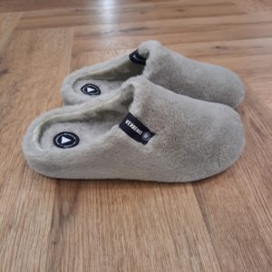 York Groseto Vert Le chausson York Groseto de Verbenas, c’est la définition même du chic. D'abord, avec son extérieur en fausse fourrure beige ultra douce et sa doublure moelleuse assortie, il enveloppe vos pieds de chaleur et de douceur dès que vous le chaussez. En effet, un vrai petit nid douillet pour affronter les journées fraîches sans sacrifier le style ! Inspiré du sabot classique revisité façon cosy, le York Groseto garde cette touche rétro qu’on adore. Effectivement, il apporte une dose de modernité avec sa couleur pierre élégante et lumineuse. Léger, pratique et incroyablement agréable à porter, il vous suivra du petit-déj au canapé, sans jamais faillir à sa mission : vous offrir un confort absolu. Fabriqué avec soin en Espagne, ce chausson, c’est un peu comme un câlin pour vos pieds - doux, réconfortant et (avouons-le) impossible à quitter. La marque VERBENAS est une marque espagnole de chaussures de qualité conçue pour le confort et le style. Depuis sa création en 1989, VERBENAS s'est imposée comme l'une des marques de chaussures les plus populaires en Espagne et a étendu sa présence dans le monde entier. La marque se distingue par sa grande variété de modèles, allant des chaussures de ville aux chaussures de plage en passant par les chaussures de sport. Les chaussures de VERBENAS sont fabriquées avec soin en utilisant les meilleurs matériaux et techniques de confection, ce qui en fait des chaussures durables et confortables. Les collections de VERBENAS sont conçues pour répondre aux besoins et aux préférences de tous les types de consommateurs, qu'ils soient à la recherche de chaussures élégantes pour le travail ou de chaussures confortables pour les loisirs. La marque propose également une gamme de chaussures pour enfants, offrant ainsi une option de qualité pour toute la famille.