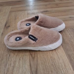 Yuma Groseto Camel Beige Voici Yuma Groseto Camel Beige, inspirée de notre modèle York, mais avec un mélange amusant de volumes et de couleurs. Imaginez entrer dans un monde où le confort rencontre un design audacieux, où chaque paire de pantoufles est une déclaration de personnalité et de joie. La marque VERBENAS est une marque espagnole de chaussures de qualité conçue pour le confort et le style. Depuis sa création en 1989, VERBENAS s'est imposée comme l'une des marques de chaussures les plus populaires en Espagne et a étendu sa présence dans le monde entier. La marque se distingue par sa grande variété de modèles, allant des chaussures de ville aux chaussures de plage en passant par les chaussures de sport. Les chaussures de VERBENAS sont fabriquées avec soin en utilisant les meilleurs matériaux et techniques de confection, ce qui en fait des chaussures durables et confortables. Les collections de VERBENAS sont conçues pour répondre aux besoins et aux préférences de tous les types de consommateurs, qu'ils soient à la recherche de chaussures élégantes pour le travail ou de chaussures confortables pour les loisirs. La marque propose également une gamme de chaussures pour enfants, offrant ainsi une option de qualité pour toute la famille.