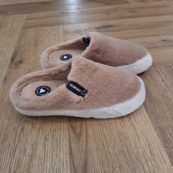 Yuma Groseto Camel Beige Voici Yuma Groseto Camel Beige, inspirée de notre modèle York, mais avec un mélange amusant de volumes et de couleurs. Imaginez entrer dans un monde où le confort rencontre un design audacieux, où chaque paire de pantoufles est une déclaration de personnalité et de joie. La marque VERBENAS est une marque espagnole de chaussures de qualité conçue pour le confort et le style. Depuis sa création en 1989, VERBENAS s'est imposée comme l'une des marques de chaussures les plus populaires en Espagne et a étendu sa présence dans le monde entier. La marque se distingue par sa grande variété de modèles, allant des chaussures de ville aux chaussures de plage en passant par les chaussures de sport. Les chaussures de VERBENAS sont fabriquées avec soin en utilisant les meilleurs matériaux et techniques de confection, ce qui en fait des chaussures durables et confortables. Les collections de VERBENAS sont conçues pour répondre aux besoins et aux préférences de tous les types de consommateurs, qu'ils soient à la recherche de chaussures élégantes pour le travail ou de chaussures confortables pour les loisirs. La marque propose également une gamme de chaussures pour enfants, offrant ainsi une option de qualité pour toute la famille.