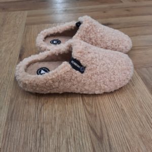 York Curly Sand Le chausson York Curly Sand de Verbenas, c’est un vrai nuage pour vos pieds. Tout doux, tout chaud, et terriblement stylé, il enveloppe vos petons dans une laine bouclée effet mouton irrésistible. À l’intérieur ? Une doublure en fourrure moelleuse qui donne l’impression de marcher sur du coton (ou presque !). Avec son look inspiré du sabot classique, ce chausson combine esprit cocooning et allure chic à la perfection. Le camel chaleureux ajoute une touche naturelle et élégante - pile dans la tendance des tons doux et réconfortants qu’on adore l’hiver. Fabriqué avec soin en Espagne, le York Curly, c’est le chausson qu’on enfile dès le réveil et qu’on garde jusqu’au soir, sans jamais avoir envie de le quitter. Un allié cosy, un brin rétro, qui donne du style jusque dans votre salon ! La marque VERBENAS est une marque espagnole de chaussures de qualité conçue pour le confort et le style. Depuis sa création en 1989, VERBENAS s'est imposée comme l'une des marques de chaussures les plus populaires en Espagne et a étendu sa présence dans le monde entier. La marque se distingue par sa grande variété de modèles, allant des chaussures de ville aux chaussures de plage en passant par les chaussures de sport. Les chaussures de VERBENAS sont fabriquées avec soin en utilisant les meilleurs matériaux et techniques de confection, ce qui en fait des chaussures durables et confortables. Les collections de VERBENAS sont conçues pour répondre aux besoins et aux préférences de tous les types de consommateurs, qu'ils soient à la recherche de chaussures élégantes pour le travail ou de chaussures confortables pour les loisirs. La marque propose également une gamme de chaussures pour enfants, offrant ainsi une option de qualité pour toute la famille.