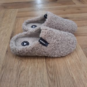York Curly Camel Le chausson York Curly Camel de Verbenas, c’est un vrai nuage pour vos pieds. Effectivement, il est tout doux, tout chaud, et terriblement stylé. De plus, il enveloppe vos petons dans une laine bouclée effet mouton irrésistible. À l’intérieur ? Une doublure en fourrure moelleuse qui donne l’impression de marcher sur du coton (ou presque !). Puis, avec son look inspiré du sabot classique, ce chausson combine esprit cocooning et allure chic à la perfection. Le camel chaleureux ajoute une touche naturelle et élégante. En effet, c'est pile dans la tendance des tons doux et réconfortants qu’on adore l’hiver. Fabriqué avec soin en Espagne, le York Curly, c’est le chausson qu’on enfile dès le réveil et qu’on garde jusqu’au soir, sans jamais avoir envie de le quitter. Un allié cosy, un brin rétro, qui donne du style jusque dans votre salon ! La marque VERBENAS est une marque espagnole de chaussures de qualité conçue pour le confort et le style. Depuis sa création en 1989, VERBENAS s'est imposée comme l'une des marques de chaussures les plus populaires en Espagne et a étendu sa présence dans le monde entier. La marque se distingue par sa grande variété de modèles, allant des chaussures de ville aux chaussures de plage en passant par les chaussures de sport. Les chaussures de VERBENAS sont fabriquées avec soin en utilisant les meilleurs matériaux et techniques de confection, ce qui en fait des chaussures durables et confortables. Les collections de VERBENAS sont conçues pour répondre aux besoins et aux préférences de tous les types de consommateurs, qu'ils soient à la recherche de chaussures élégantes pour le travail ou de chaussures confortables pour les loisirs. La marque propose également une gamme de chaussures pour enfants, offrant ainsi une option de qualité pour toute la famille.
