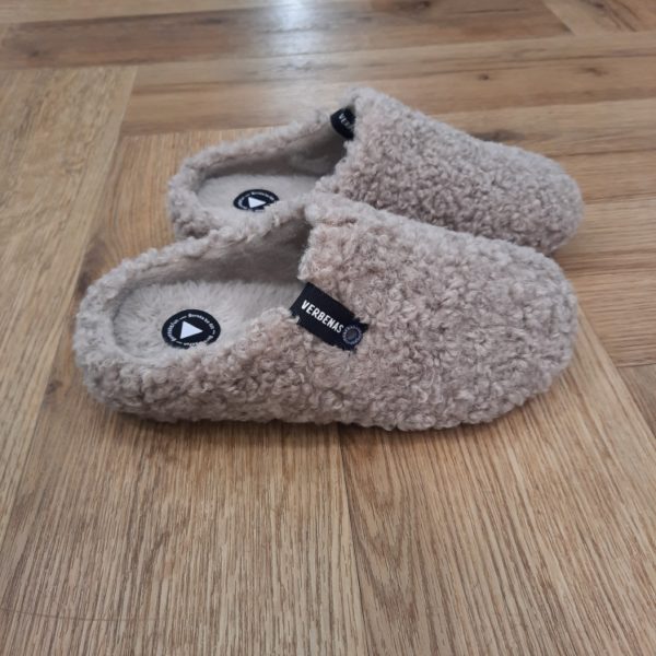 York Curly Camel Le chausson York Curly Camel de Verbenas, c’est un vrai nuage pour vos pieds. Effectivement, il est tout doux, tout chaud, et terriblement stylé. De plus, il enveloppe vos petons dans une laine bouclée effet mouton irrésistible. À l’intérieur ? Une doublure en fourrure moelleuse qui donne l’impression de marcher sur du coton (ou presque !). Puis, avec son look inspiré du sabot classique, ce chausson combine esprit cocooning et allure chic à la perfection. Le camel chaleureux ajoute une touche naturelle et élégante. En effet, c'est pile dans la tendance des tons doux et réconfortants qu’on adore l’hiver. Fabriqué avec soin en Espagne, le York Curly, c’est le chausson qu’on enfile dès le réveil et qu’on garde jusqu’au soir, sans jamais avoir envie de le quitter. Un allié cosy, un brin rétro, qui donne du style jusque dans votre salon ! La marque VERBENAS est une marque espagnole de chaussures de qualité conçue pour le confort et le style. Depuis sa création en 1989, VERBENAS s'est imposée comme l'une des marques de chaussures les plus populaires en Espagne et a étendu sa présence dans le monde entier. La marque se distingue par sa grande variété de modèles, allant des chaussures de ville aux chaussures de plage en passant par les chaussures de sport. Les chaussures de VERBENAS sont fabriquées avec soin en utilisant les meilleurs matériaux et techniques de confection, ce qui en fait des chaussures durables et confortables. Les collections de VERBENAS sont conçues pour répondre aux besoins et aux préférences de tous les types de consommateurs, qu'ils soient à la recherche de chaussures élégantes pour le travail ou de chaussures confortables pour les loisirs. La marque propose également une gamme de chaussures pour enfants, offrant ainsi une option de qualité pour toute la famille.