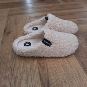 York Curly Beige Le chausson York Curly Beige de Verbenas, c’est un vrai nuage pour vos pieds. Effectivement, il est tout doux, tout chaud, et terriblement stylé. De plus, il enveloppe vos petons dans une laine bouclée effet mouton irrésistible. À l’intérieur ? Une doublure en fourrure moelleuse qui donne l’impression de marcher sur du coton (ou presque !). Puis, avec son look inspiré du sabot classique, ce chausson combine esprit cocooning et allure chic à la perfection. La couleur beige ajoute une touche naturelle et élégante. En effet, c'est pile dans la tendance des tons doux et réconfortants qu’on adore l’hiver. Fabriqué avec soin en Espagne, le York Curly, c’est le chausson qu’on enfile dès le réveil et qu’on garde jusqu’au soir, sans jamais avoir envie de le quitter. Un allié cosy, un brin rétro, qui donne du style jusque dans votre salon ! La marque VERBENAS est une marque espagnole de chaussures de qualité conçue pour le confort et le style. Depuis sa création en 1989, VERBENAS s'est imposée comme l'une des marques de chaussures les plus populaires en Espagne et a étendu sa présence dans le monde entier. La marque se distingue par sa grande variété de modèles, allant des chaussures de ville aux chaussures de plage en passant par les chaussures de sport. Les chaussures de VERBENAS sont fabriquées avec soin en utilisant les meilleurs matériaux et techniques de confection, ce qui en fait des chaussures durables et confortables. Les collections de VERBENAS sont conçues pour répondre aux besoins et aux préférences de tous les types de consommateurs, qu'ils soient à la recherche de chaussures élégantes pour le travail ou de chaussures confortables pour les loisirs. La marque propose également une gamme de chaussures pour enfants, offrant ainsi une option de qualité pour toute la famille.