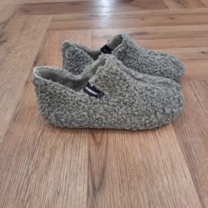 Yoi Curly Vert Les Yoi Curly Vert sont des chaussons-bottines conçus pour les journées les plus froides et les plus exigeantes. Tout d'abord, leur silhouette enveloppante s'adapte comme une seconde peau, apportant une touche de confort supplémentaire. De plus, elle se distingue par son extérieur en douce fourrure polaire. Puis, sa doublure intérieure en fourrure et son talon compensé discret, conçu pour offrir un plus grand confort. La marque VERBENAS est une marque espagnole de chaussures de qualité conçue pour le confort et le style. Depuis sa création en 1989, VERBENAS s'est imposée comme l'une des marques de chaussures les plus populaires en Espagne et a étendu sa présence dans le monde entier. La marque se distingue par sa grande variété de modèles, allant des chaussures de ville aux chaussures de plage en passant par les chaussures de sport. Les chaussures de VERBENAS sont fabriquées avec soin en utilisant les meilleurs matériaux et techniques de confection, ce qui en fait des chaussures durables et confortables. Les collections de VERBENAS sont conçues pour répondre aux besoins et aux préférences de tous les types de consommateurs, qu'ils soient à la recherche de chaussures élégantes pour le travail ou de chaussures confortables pour les loisirs. La marque propose également une gamme de chaussures pour enfants, offrant ainsi une option de qualité pour toute la famille.