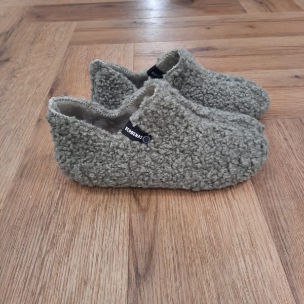 Yoi Curly Vert Les Yoi Curly Vert sont des chaussons-bottines conçus pour les journées les plus froides et les plus exigeantes. Tout d'abord, leur silhouette enveloppante s'adapte comme une seconde peau, apportant une touche de confort supplémentaire. De plus, elle se distingue par son extérieur en douce fourrure polaire. Puis, sa doublure intérieure en fourrure et son talon compensé discret, conçu pour offrir un plus grand confort. La marque VERBENAS est une marque espagnole de chaussures de qualité conçue pour le confort et le style. Depuis sa création en 1989, VERBENAS s'est imposée comme l'une des marques de chaussures les plus populaires en Espagne et a étendu sa présence dans le monde entier. La marque se distingue par sa grande variété de modèles, allant des chaussures de ville aux chaussures de plage en passant par les chaussures de sport. Les chaussures de VERBENAS sont fabriquées avec soin en utilisant les meilleurs matériaux et techniques de confection, ce qui en fait des chaussures durables et confortables. Les collections de VERBENAS sont conçues pour répondre aux besoins et aux préférences de tous les types de consommateurs, qu'ils soient à la recherche de chaussures élégantes pour le travail ou de chaussures confortables pour les loisirs. La marque propose également une gamme de chaussures pour enfants, offrant ainsi une option de qualité pour toute la famille.
