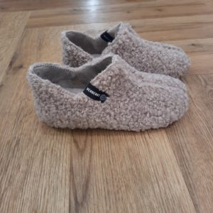 Yoi Curly Camel Les Yoi Curly Camel sont des chaussons-bottines conçus pour les journées les plus froides et les plus exigeantes. Tout d'abord, leur silhouette enveloppante s'adapte comme une seconde peau, apportant une touche de confort supplémentaire. De plus, elle se distingue par son extérieur en douce fourrure polaire. Puis, sa doublure intérieure en fourrure et son talon compensé discret, conçu pour offrir un plus grand confort. La marque VERBENAS est une marque espagnole de chaussures de qualité conçue pour le confort et le style. Depuis sa création en 1989, VERBENAS s'est imposée comme l'une des marques de chaussures les plus populaires en Espagne et a étendu sa présence dans le monde entier. La marque se distingue par sa grande variété de modèles, allant des chaussures de ville aux chaussures de plage en passant par les chaussures de sport. Les chaussures de VERBENAS sont fabriquées avec soin en utilisant les meilleurs matériaux et techniques de confection, ce qui en fait des chaussures durables et confortables. Les collections de VERBENAS sont conçues pour répondre aux besoins et aux préférences de tous les types de consommateurs, qu'ils soient à la recherche de chaussures élégantes pour le travail ou de chaussures confortables pour les loisirs. La marque propose également une gamme de chaussures pour enfants, offrant ainsi une option de qualité pour toute la famille.