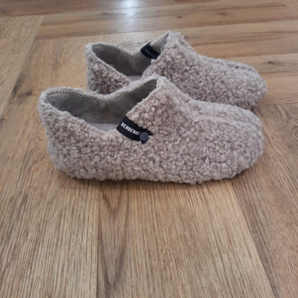 Yoi Curly Camel Les Yoi Curly Camel sont des chaussons-bottines conçus pour les journées les plus froides et les plus exigeantes. Tout d'abord, leur silhouette enveloppante s'adapte comme une seconde peau, apportant une touche de confort supplémentaire. De plus, elle se distingue par son extérieur en douce fourrure polaire. Puis, sa doublure intérieure en fourrure et son talon compensé discret, conçu pour offrir un plus grand confort. La marque VERBENAS est une marque espagnole de chaussures de qualité conçue pour le confort et le style. Depuis sa création en 1989, VERBENAS s'est imposée comme l'une des marques de chaussures les plus populaires en Espagne et a étendu sa présence dans le monde entier. La marque se distingue par sa grande variété de modèles, allant des chaussures de ville aux chaussures de plage en passant par les chaussures de sport. Les chaussures de VERBENAS sont fabriquées avec soin en utilisant les meilleurs matériaux et techniques de confection, ce qui en fait des chaussures durables et confortables. Les collections de VERBENAS sont conçues pour répondre aux besoins et aux préférences de tous les types de consommateurs, qu'ils soient à la recherche de chaussures élégantes pour le travail ou de chaussures confortables pour les loisirs. La marque propose également une gamme de chaussures pour enfants, offrant ainsi une option de qualité pour toute la famille.