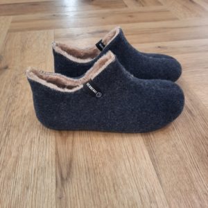 Edward Picos Navy Découvrez l'alliance parfaite du style et de la durabilité avec les Edward Picos Navy de Verbenas. En effet, ces bottines-chaussons pour homme sont soigneusement conçues avec une tige en textile recyclé et une doublure textile douillette. Celles ci garantissent confort et chaleur tout au long de la journée. De plus, conçues pour allier confort et durabilité, ces chaussons sont dotés d'une semelle en caoutchouc pour une tenue confortable et durable. Puis, la semelle intérieure en polaire douce et coussinée garantit un confort optimal. En conclusion, la Edward Picos est un incontournable pour les hommes en quête de style et de chaleur cette saison. La marque VERBENAS est une marque espagnole de chaussures de qualité conçue pour le confort et le style. Depuis sa création en 1989, VERBENAS s'est imposée comme l'une des marques de chaussures les plus populaires en Espagne et a étendu sa présence dans le monde entier. La marque se distingue par sa grande variété de modèles, allant des chaussures de ville aux chaussures de plage en passant par les chaussures de sport. Les chaussures de VERBENAS sont fabriquées avec soin en utilisant les meilleurs matériaux et techniques de confection, ce qui en fait des chaussures durables et confortables. Les collections de VERBENAS sont conçues pour répondre aux besoins et aux préférences de tous les types de consommateurs, qu'ils soient à la recherche de chaussures élégantes pour le travail ou de chaussures confortables pour les loisirs. La marque propose également une gamme de chaussures pour enfants, offrant ainsi une option de qualité pour toute la famille.