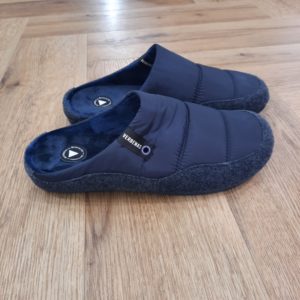 Earth Acolchado/Picos Navy Le chausson Earth Acolchado/Picos Navy se distingue par sa partie extérieure matelassée et sa doublure en fourrure à l'intérieur. Notre collection Earth de la marque Verbenas s'inspire du sabot classique avec une touche de fun et de jeunesse. Tout d'abord, pour ceux qui recherchent le confort ultime, Earth offre style et facilité de port. Puis, imaginez que vous vous prélassiez chez vous, en appréciant le look moderne de Earth. En effet, c'est une pantoufle qui allie sans effort la mode et la fonction. La marque VERBENAS est une marque espagnole de chaussures de qualité conçue pour le confort et le style. Depuis sa création en 1989, VERBENAS s'est imposée comme l'une des marques de chaussures les plus populaires en Espagne et a étendu sa présence dans le monde entier. La marque se distingue par sa grande variété de modèles, allant des chaussures de ville aux chaussures de plage en passant par les chaussures de sport. Les chaussures de VERBENAS sont fabriquées avec soin en utilisant les meilleurs matériaux et techniques de confection, ce qui en fait des chaussures durables et confortables. Les collections de VERBENAS sont conçues pour répondre aux besoins et aux préférences de tous les types de consommateurs, qu'ils soient à la recherche de chaussures élégantes pour le travail ou de chaussures confortables pour les loisirs. La marque propose également une gamme de chaussures pour enfants, offrant ainsi une option de qualité pour toute la famille.