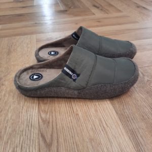 Earth Acolchado/Picos Kaki Le chausson Earth Acolchado/Picos Kaki se distingue par sa partie extérieure matelassée et sa doublure en fourrure à l'intérieur. Notre collection Earth de la marque Verbenas s'inspire du sabot classique avec une touche de fun et de jeunesse. Tout d'abord, pour ceux qui recherchent le confort ultime, Earth offre style et facilité de port. Puis, imaginez que vous vous prélassiez chez vous, en appréciant le look moderne de Earth. En effet, c'est une pantoufle qui allie sans effort la mode et la fonction. La marque VERBENAS est une marque espagnole de chaussures de qualité conçue pour le confort et le style. Depuis sa création en 1989, VERBENAS s'est imposée comme l'une des marques de chaussures les plus populaires en Espagne et a étendu sa présence dans le monde entier. La marque se distingue par sa grande variété de modèles, allant des chaussures de ville aux chaussures de plage en passant par les chaussures de sport. Les chaussures de VERBENAS sont fabriquées avec soin en utilisant les meilleurs matériaux et techniques de confection, ce qui en fait des chaussures durables et confortables. Les collections de VERBENAS sont conçues pour répondre aux besoins et aux préférences de tous les types de consommateurs, qu'ils soient à la recherche de chaussures élégantes pour le travail ou de chaussures confortables pour les loisirs. La marque propose également une gamme de chaussures pour enfants, offrant ainsi une option de qualité pour toute la famille.
