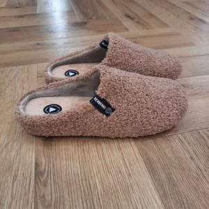 Earth Nairobi Camel Les chaussons Verbenas camel sont parfaits pour allier confort et simplicité au quotidien. Conçus en textile doux, avec une doublure intérieure en textile, ils assurent une sensation agréable pour vos pieds. La semelle extérieure en synthétique offre légèreté et adhérence pour vos déplacements à l’intérieur comme à l’extérieur. La marque VERBENAS est une marque espagnole de chaussures de qualité conçue pour le confort et le style. Depuis sa création en 1989, VERBENAS s'est imposée comme l'une des marques de chaussures les plus populaires en Espagne et a étendu sa présence dans le monde entier. La marque se distingue par sa grande variété de modèles, allant des chaussures de ville aux chaussures de plage en passant par les chaussures de sport. Les chaussures de VERBENAS sont fabriquées avec soin en utilisant les meilleurs matériaux et techniques de confection, ce qui en fait des chaussures durables et confortables. Les collections de VERBENAS sont conçues pour répondre aux besoins et aux préférences de tous les types de consommateurs, qu'ils soient à la recherche de chaussures élégantes pour le travail ou de chaussures confortables pour les loisirs. La marque propose également une gamme de chaussures pour enfants, offrant ainsi une option de qualité pour toute la famille