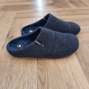 Earth Picos Navy Notre collection Earth s'inspire du sabot classique avec une touche de fun et de jeunesse. D'abord, pour ceux qui recherchent le confort ultime, Earth offre style et facilité de port. Puis, imaginez que vous vous prélassiez chez vous, en appréciant le look moderne de Earth. Pour conclure, c'est une pantoufle qui allie sans effort la mode et la fonction. La marque VERBENAS est une marque espagnole de chaussures de qualité conçue pour le confort et le style. Depuis sa création en 1989, VERBENAS s'est imposée comme l'une des marques de chaussures les plus populaires en Espagne et a étendu sa présence dans le monde entier. La marque se distingue par sa grande variété de modèles, allant des chaussures de ville aux chaussures de plage en passant par les chaussures de sport. Les chaussures de VERBENAS sont fabriquées avec soin en utilisant les meilleurs matériaux et techniques de confection, ce qui en fait des chaussures durables et confortables. Les collections de VERBENAS sont conçues pour répondre aux besoins et aux préférences de tous les types de consommateurs, qu'ils soient à la recherche de chaussures élégantes pour le travail ou de chaussures confortables pour les loisirs. La marque propose également une gamme de chaussures pour enfants, offrant ainsi une option de qualité pour toute la famille.