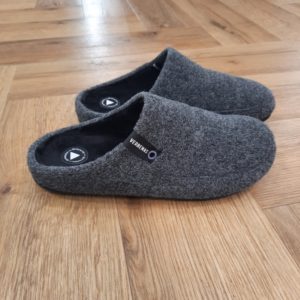 Earth Picos Anthracite Notre collection Earth s'inspire du sabot classique avec une touche de fun et de jeunesse. Pour ceux qui recherchent le confort ultime, Earth offre style et facilité de port. Imaginez que vous vous prélassiez chez vous, en appréciant le look moderne de Earth, une pantoufle qui allie sans effort la mode et la fonction.  La marque VERBENAS est une marque espagnole de chaussures de qualité conçue pour le confort et le style. Depuis sa création en 1989, VERBENAS s'est imposée comme l'une des marques de chaussures les plus populaires en Espagne et a étendu sa présence dans le monde entier. La marque se distingue par sa grande variété de modèles, allant des chaussures de ville aux chaussures de plage en passant par les chaussures de sport. Les chaussures de VERBENAS sont fabriquées avec soin en utilisant les meilleurs matériaux et techniques de confection, ce qui en fait des chaussures durables et confortables. Les collections de VERBENAS sont conçues pour répondre aux besoins et aux préférences de tous les types de consommateurs, qu'ils soient à la recherche de chaussures élégantes pour le travail ou de chaussures confortables pour les loisirs. La marque propose également une gamme de chaussures pour enfants, offrant ainsi une option de qualité pour toute la famille.