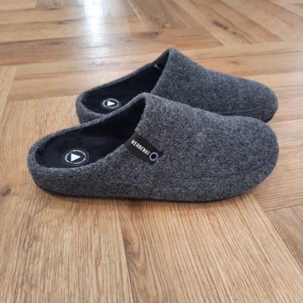Earth Picos Anthracite Notre collection Earth s'inspire du sabot classique avec une touche de fun et de jeunesse. Pour ceux qui recherchent le confort ultime, Earth offre style et facilité de port. Imaginez que vous vous prélassiez chez vous, en appréciant le look moderne de Earth, une pantoufle qui allie sans effort la mode et la fonction.  La marque VERBENAS est une marque espagnole de chaussures de qualité conçue pour le confort et le style. Depuis sa création en 1989, VERBENAS s'est imposée comme l'une des marques de chaussures les plus populaires en Espagne et a étendu sa présence dans le monde entier. La marque se distingue par sa grande variété de modèles, allant des chaussures de ville aux chaussures de plage en passant par les chaussures de sport. Les chaussures de VERBENAS sont fabriquées avec soin en utilisant les meilleurs matériaux et techniques de confection, ce qui en fait des chaussures durables et confortables. Les collections de VERBENAS sont conçues pour répondre aux besoins et aux préférences de tous les types de consommateurs, qu'ils soient à la recherche de chaussures élégantes pour le travail ou de chaussures confortables pour les loisirs. La marque propose également une gamme de chaussures pour enfants, offrant ainsi une option de qualité pour toute la famille.